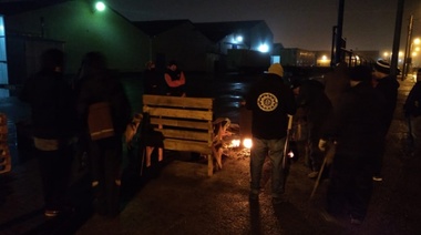 Operarios de Radio Victoria se manifiestan en la puerta