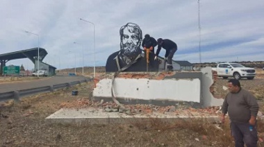 Empleados de Vialidad Nacional destruyeron un monumento a Osvaldo Bayer