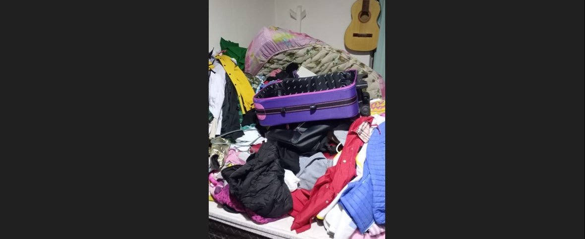 Docente denunció allanamiento violento e injustificado en su casa, cuando estaba con sus hijas y su padre con discapacidad