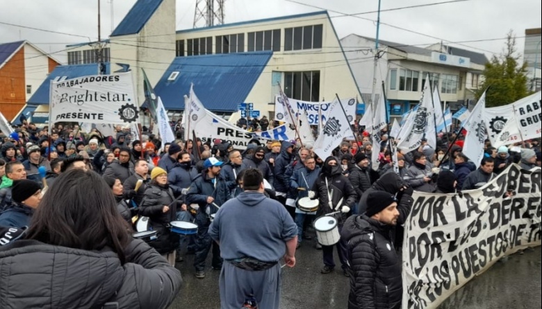 Metalúrgicos paran por tiempo indeterminado y se movilizan