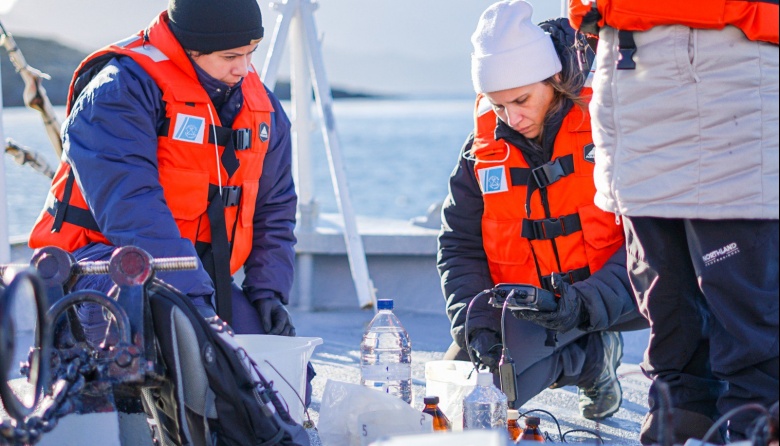 Realizan monitoreo para medir la contaminación con efluentes cloacales del Canal Beagle y la bahía