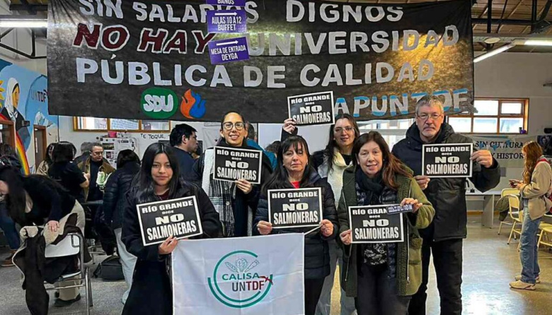 Cría de salmones en Tierra del Fuego: trampas políticas, negocios de pocos y territorios de sacrificio