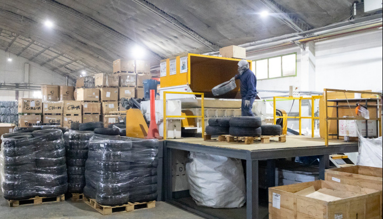 El municipio lleva adelante la trituración de cubiertas para su envío al continente