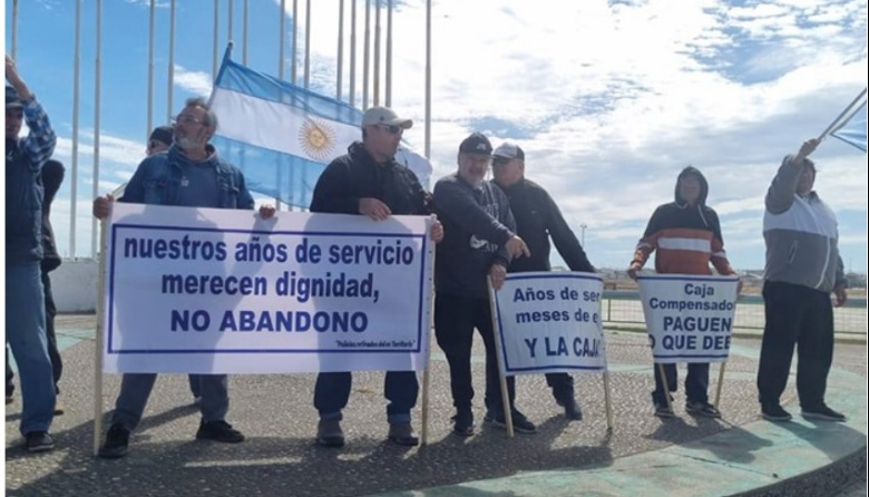 Policías del ex Territorio concentran frente a la Caja Compensadora