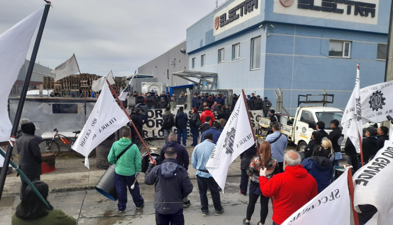 Trabajadores de Aires del Sur permanecerán dentro de la planta reclamando una respuesta