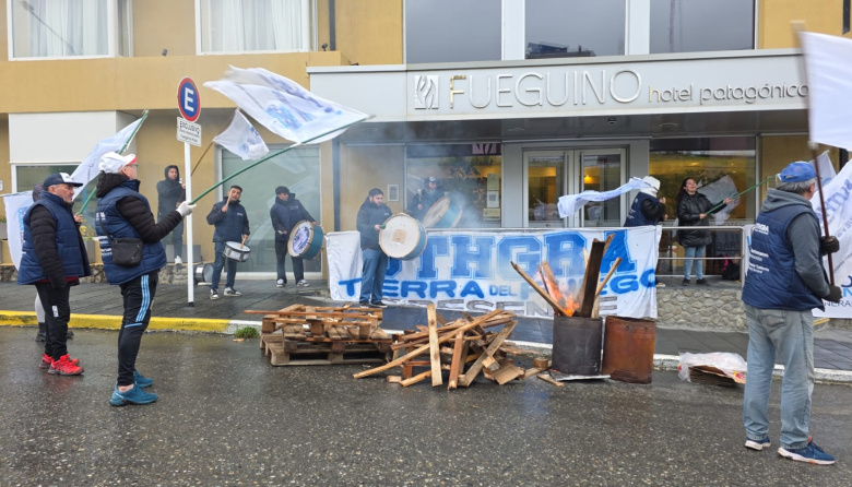 Protesta en el Hotel Fueguino por despido y condiciones irregulares de contratación