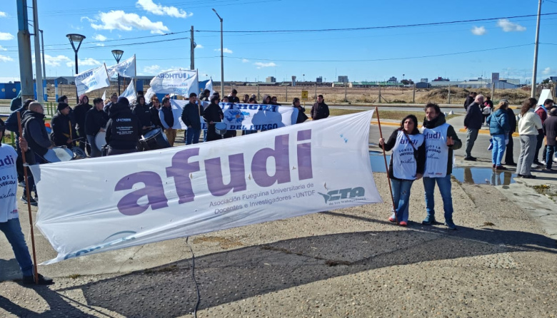 Rechazan circular que limita el otorgamiento de licencias a docentes universitarios