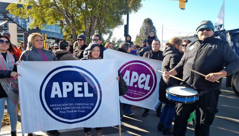 Empleadas y empleados legislativos esperan reunión con Urquiza