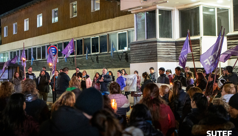 Docentes realizaron una nueva marcha de antorchas