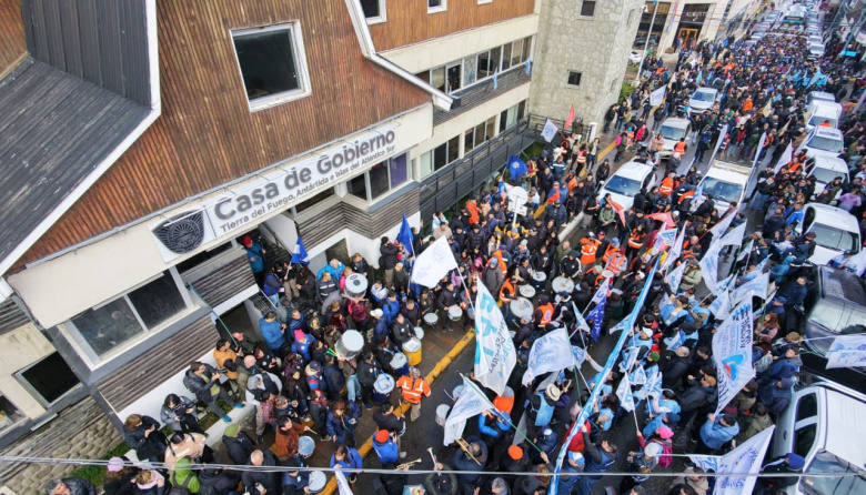 Una multitudinaria movilización de municipales reclamó por la coparticipación