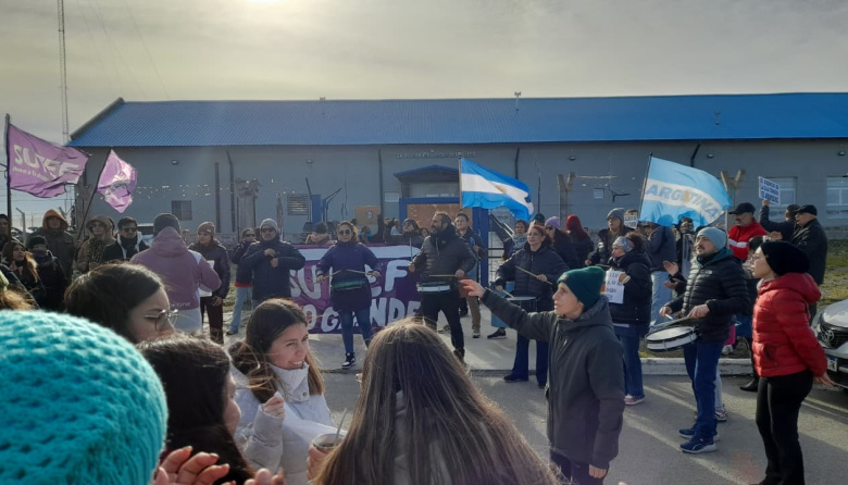 Docentes advirtieron que podrían parar “por tiempo indeterminado”