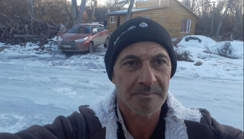 Un hombre pide ayuda para subsistir