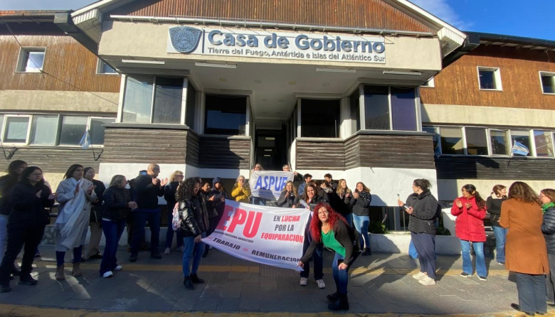 Profesionales exigen equiparación salarial urgente