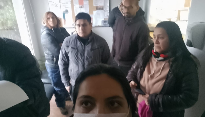 Vecinos permanecen en la Delegación de Gobierno exigiendo respuesta