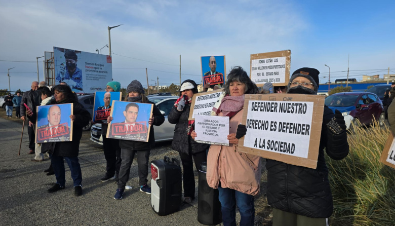 Retirados y familiares llevaron el reclamo al acto por el aniversario
