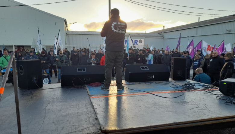 Acto en la planta de Aires del Sur para rechazar la intervención a la UOM