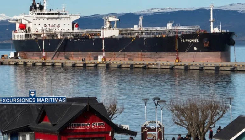 El petrolero británico VS PROMISE atracó en Ushuaia en medio de interrogantes sobre el control estatal