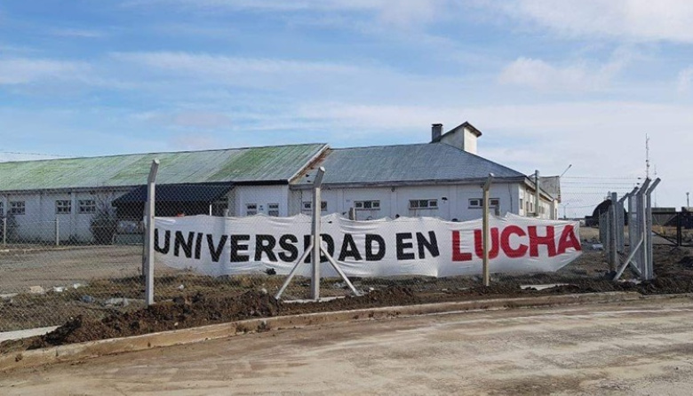 La agrupación docente "Fuenteovejuna" denunció que el oficialismo impone un "cese automático" disfrazado de interés general