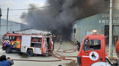 Incendio afecta galpones en el Parque Industrial