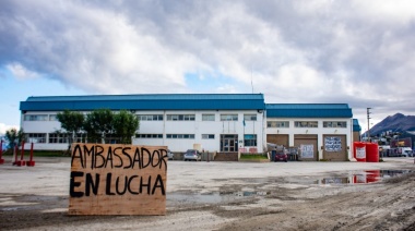 Trabajadores de Ambassador esperan la llegada de un síndico