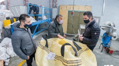 El intendente visitó la planta de reciclado Mak Plast junto a los plásticos