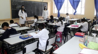 Quieren imponer una hora más de clases