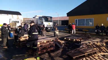 Sigue la protesta en el portón de Vialidad Provincial