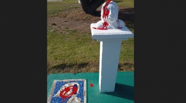 Allanaron una vivienda por la vandalización del busto de Madres de Plaza de Mayo