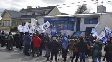 Se realizó manifestación contra el tarifazo frente a las oficinas de Camuzzi