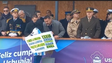 Una mujer se presentó con un cartel frente al intendente Vuoto, denunciando corrupción