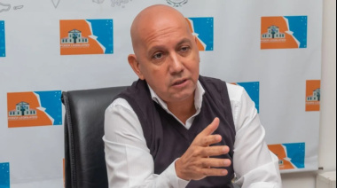 Villegas salió al cruce del intento de meter las salmoneras por la ventana