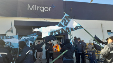 Manifestación frente a la planta de Mirgor por la falta de supervisores