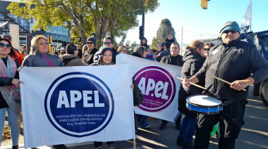 Empleadas y empleados legislativos esperan reunión con Urquiza