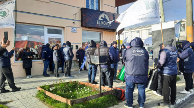 Protesta de mercantiles por salarios no abonados y despidos