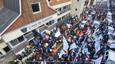 Una multitudinaria movilización de municipales reclamó por la coparticipación