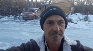 Un hombre pide ayuda para subsistir