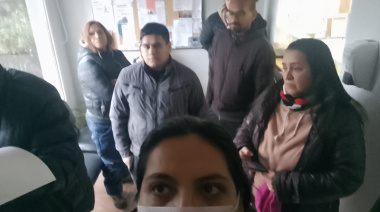 Vecinos permanecen en la Delegación de Gobierno exigiendo respuesta