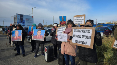 Retirados y familiares llevaron el reclamo al acto por el aniversario