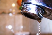 Obras Sanitarias recomienda no dejar canillas de agua abiertas en los hogares