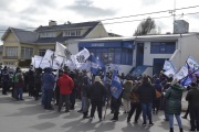 Se realizó manifestación contra el tarifazo frente a las oficinas de Camuzzi