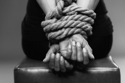 Victima de trata está en situación de calle junto a sus dos hijos menores