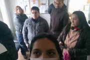 Vecinos permanecen en la Delegación de Gobierno exigiendo respuesta
