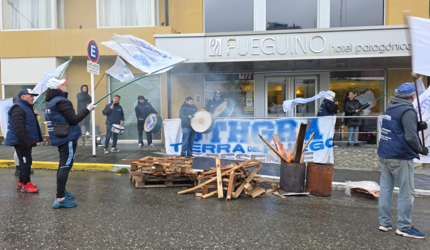Protesta en el Hotel Fueguino por despido y condiciones irregulares de contratación